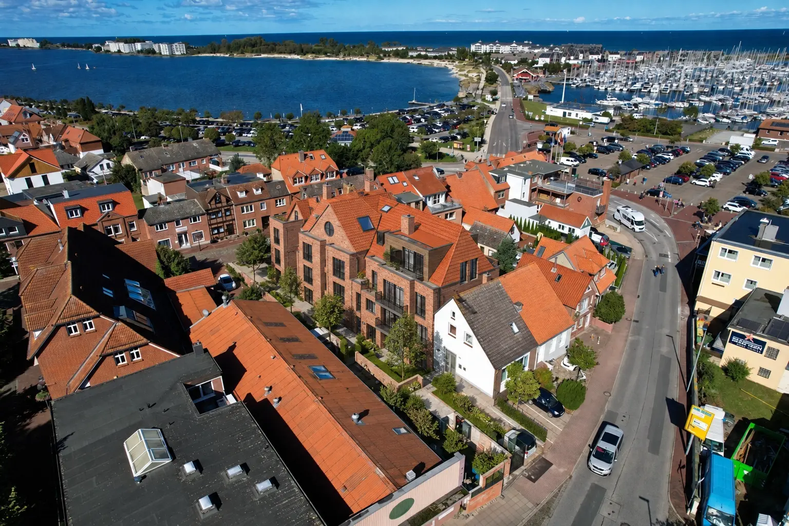 Luftaufnahme von Heiligenhafen mit Marina, Altstadt und Hafenbecken